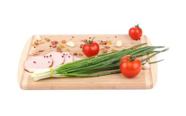 Hortalizas frescas y jamón en tabla de cortar . — Foto de Stock