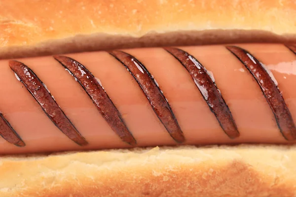 Close-up van lekkere gegrilde hotdog. — Stockfoto