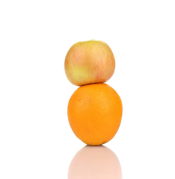 Belle pomme et orange . — Photo