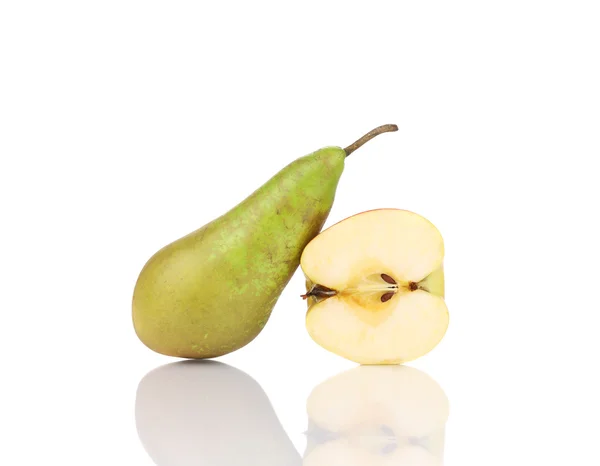 Pomme coupée en deux et belle poire mûre . — Photo