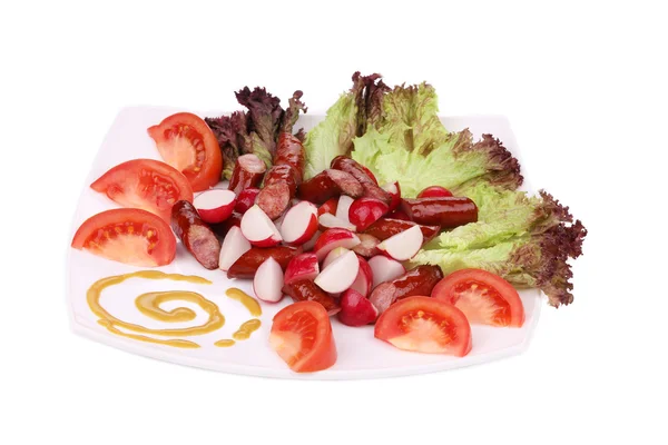 Rettichsalat mit Grillwürsten und Tomaten. — Stockfoto