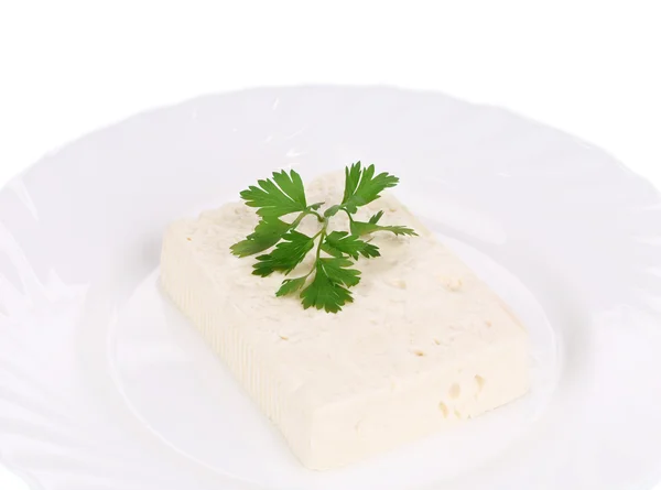 Вкусный сыр фета на тарелке с травой . — стоковое фото