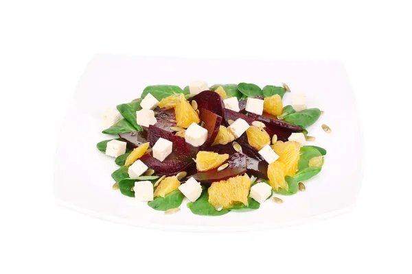 Bieten salade met fetakaas en oranje. — Stockfoto