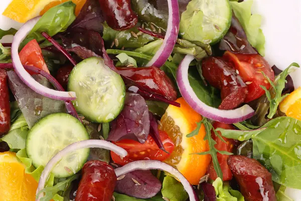 Nahaufnahme von Salat mit Würstchen. — Stockfoto