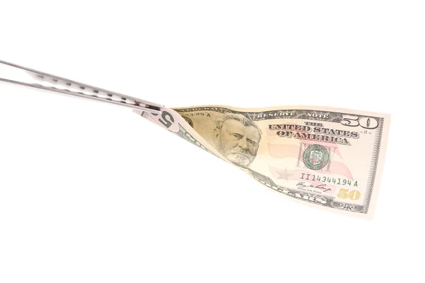 BBQ fork håller femtio dollar bill. — Stockfoto