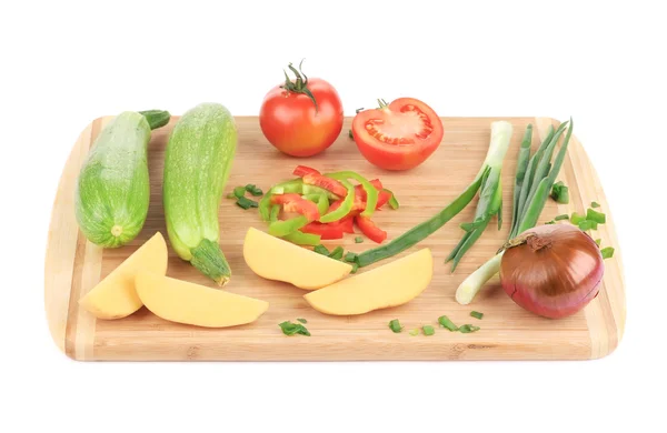 Verse groenten op snijplank. — Stockfoto