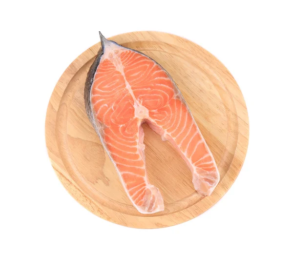 Filete de salmón crudo en tabla de cortar . —  Fotos de Stock