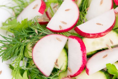 Salatalık ile turp salatası.