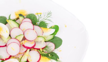 turp salatası, ıspanak ve haşlanmış yumurta.