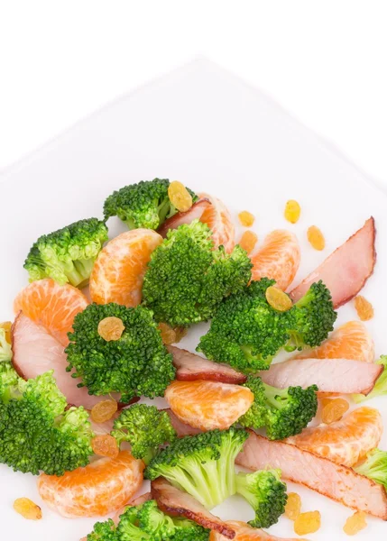 Brokkoli saláta mazsolával, narancs. — Stock Fotó