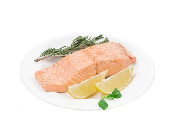 Limonlu ve fesleğenli kızarmış somon filetosu..