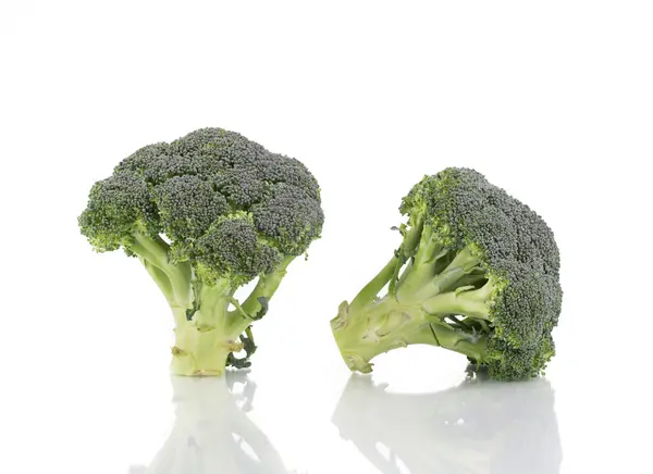 Twee verse broccoli. — Stockfoto