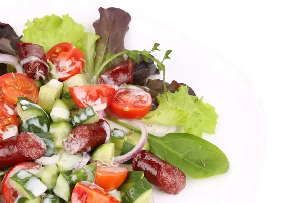 Close up de salada com salame . — Fotografia de Stock