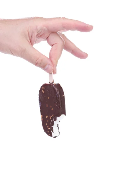 Рука держит шоколадное мороженое . — стоковое фото