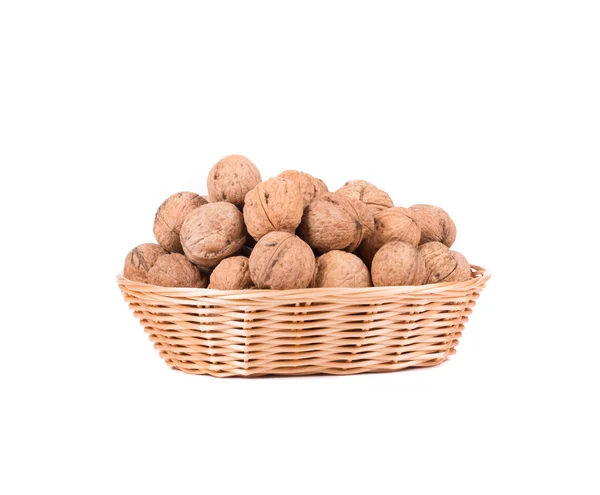 Cesta de mimbre llena de nueces . — Foto de Stock