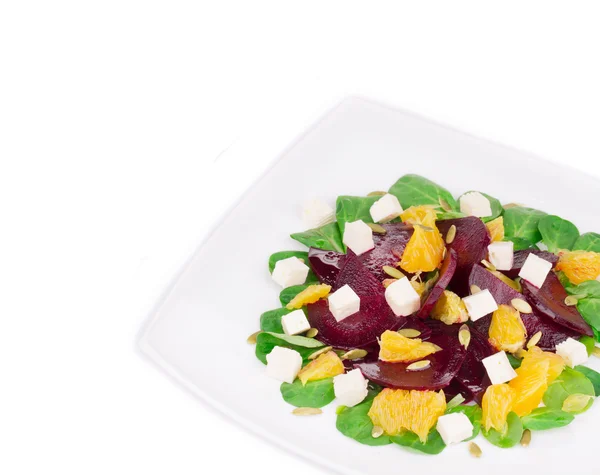 Свекольный салат с сыром фета и апельсином . — стоковое фото