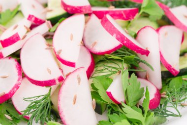 Salatalık ile turp salatası. yakın çekim.