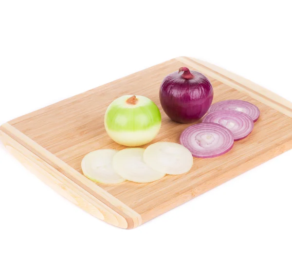 Red and white onions on wooden platter. — Stock Photo, Image