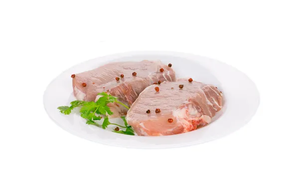 Carne cruda su un piatto. — Foto Stock