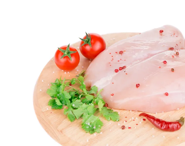 Syrové kuřecí prsa na dřevěný talíř. — Stock fotografie