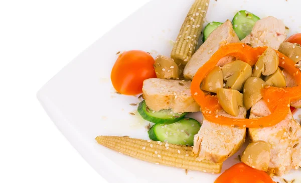 Nahaufnahme von Fleischsalat mit Gemüse. — Stockfoto