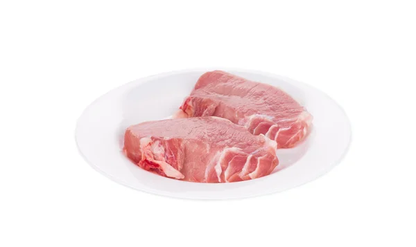 Два куска сырого мяса в тарелке . — стоковое фото