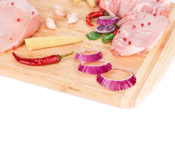 Composizione della carne su piatto di legno . — Foto Stock