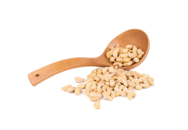 Kacang mete di sendok kayu . — Stok Foto
