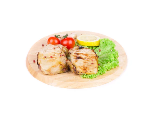 Carne alla griglia su piatto di legno . — Foto Stock