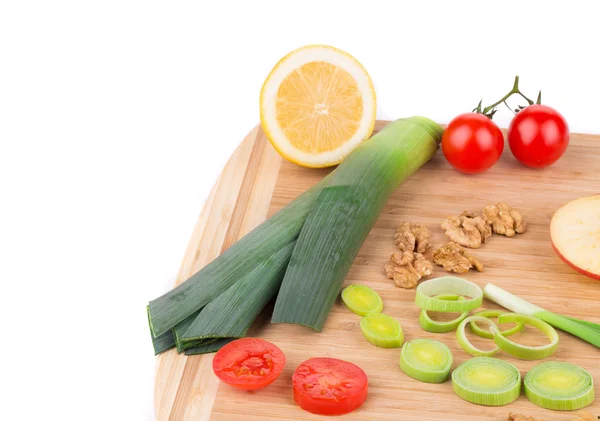 Närbild på grönsaker på trä tallrik. — Stockfoto