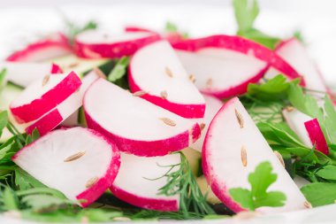 Salatalık ile turp salatası.