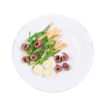 Hamsi ve kuşkonmaz salatası.
