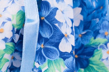 çiçek desenli kumaş üzerine.