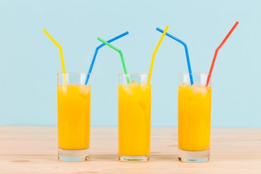 jus d'orange sur boisahşap üzerine portakal suyu