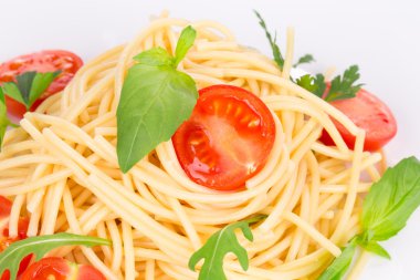 fesleğen ve roka ile makarna.