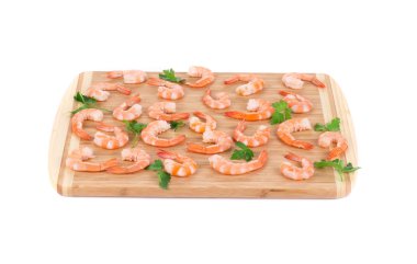 kesme tahtası üzerinde karides.