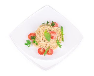 domatesli makarna ve fesleğen.