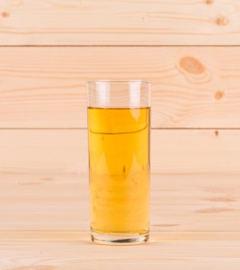 ahşap üzerine elma suyu