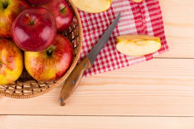 Sepette kırmızı elmalar