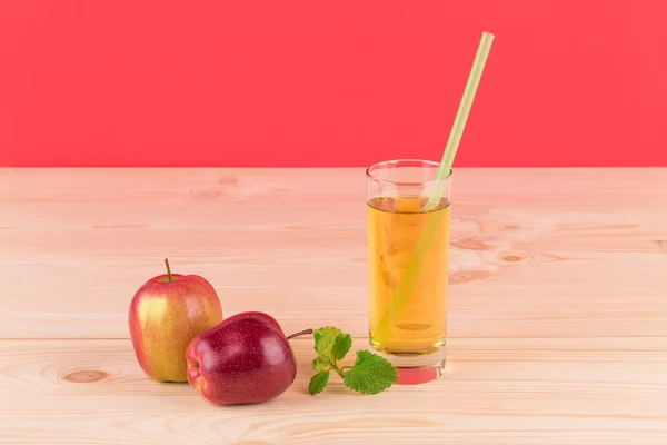 Äpfel und Saft — Stockfoto