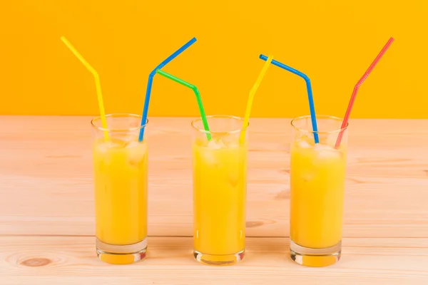 Óculos cheios de suco de laranja . — Fotografia de Stock