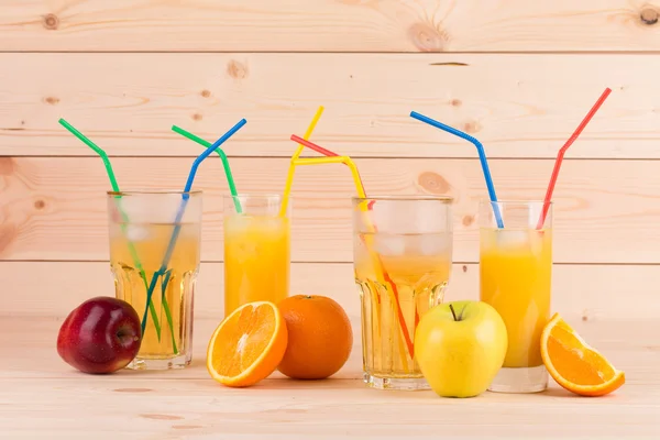 Välsmakande juice på bord av trä. — Stockfoto