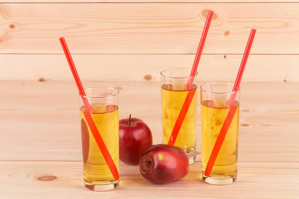 Saft und reife Äpfel. — Stockfoto