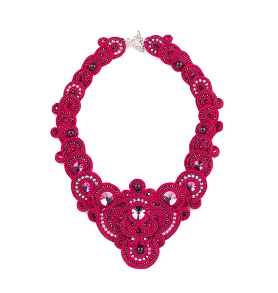 Schöne handgemachte lila Halskette. — Stockfoto