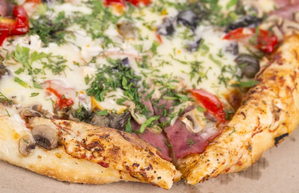 Pizza savoureuse en boîte . — Photo