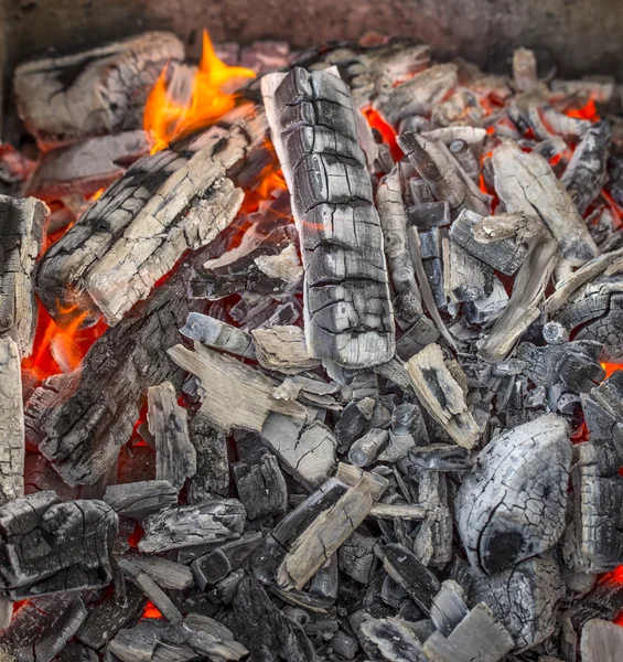 Hete brandende houtskool. — Stockfoto