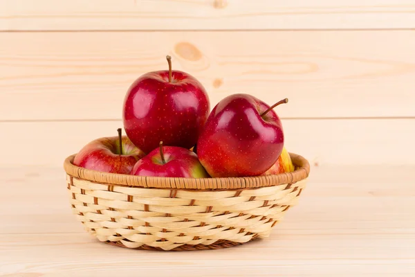Jabłka w koszyku — Zdjęcie stockowe