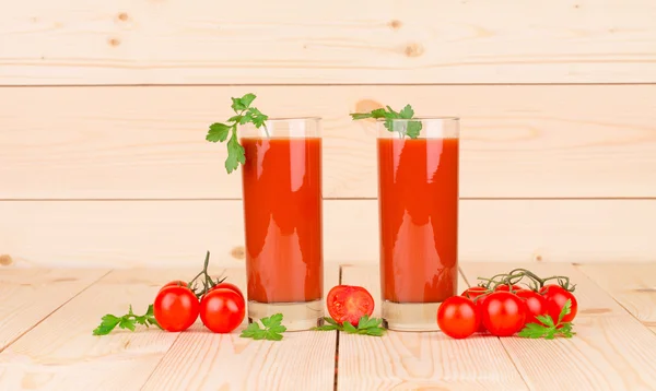 Tomatensaft mit Petersilie — Stockfoto