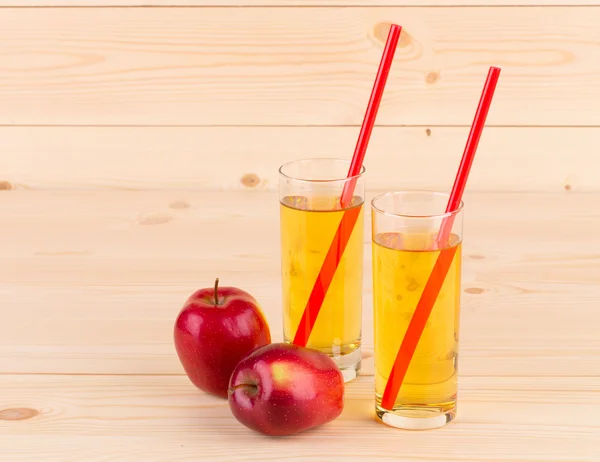 Apfelsaft auf Holztisch. — Stockfoto