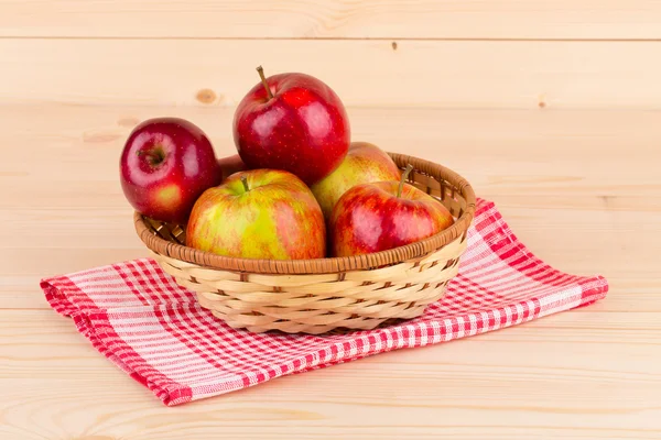 Fresh red apples in basket — Stockfoto